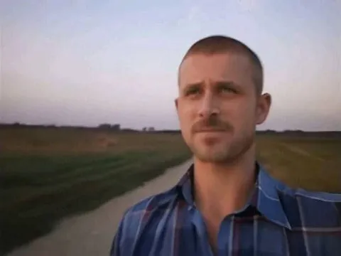 Мужчина идёт по полю