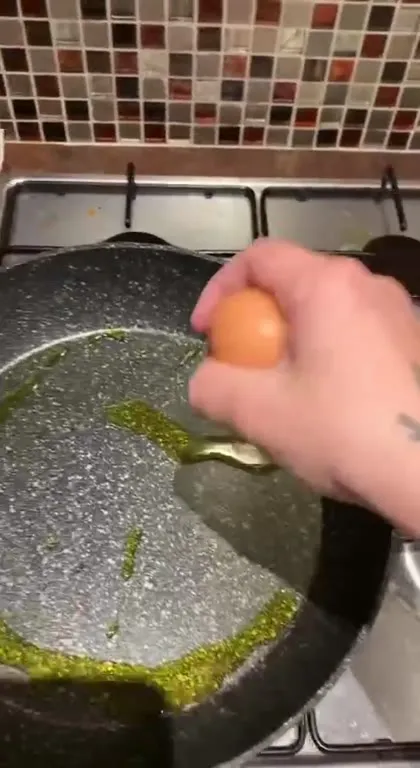 Яичница с фасолью из банки