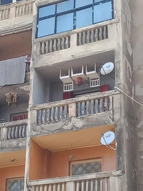 Балкон с перевёрнутыми стульями