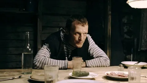 Мужчина задумался за столом