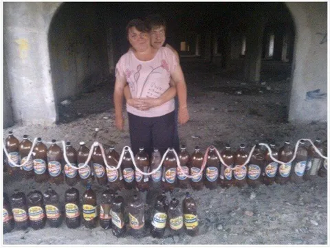 Женщины среди бутылок