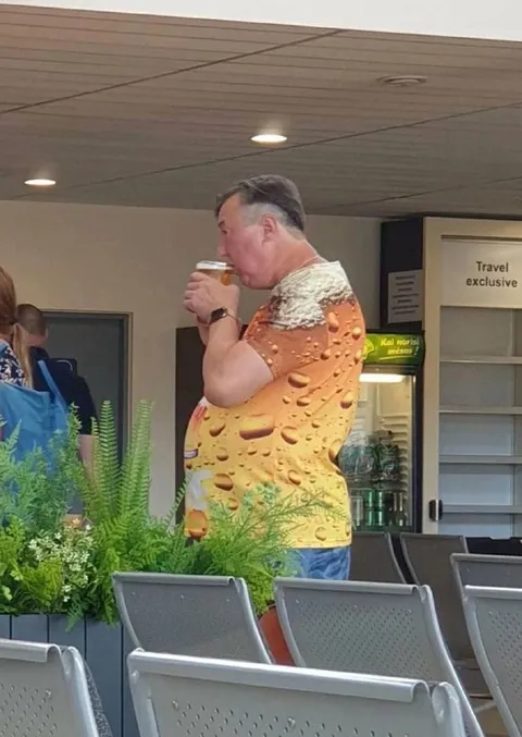 Мужчина в футболке с пивом
