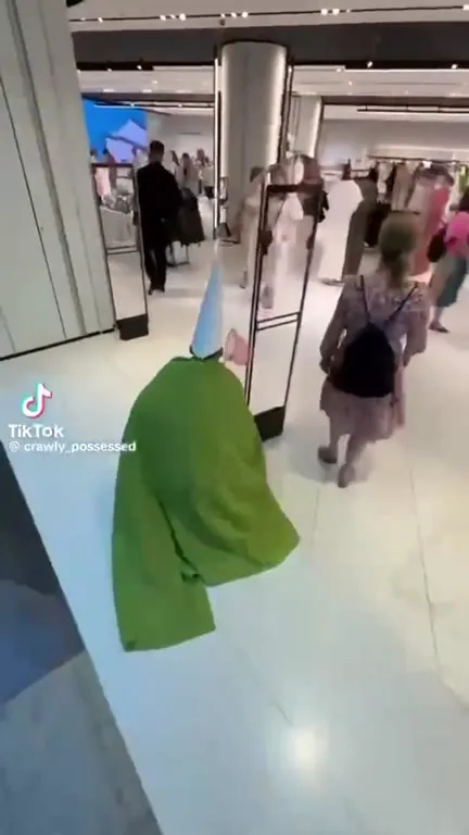 Зелёный монстр в магазине