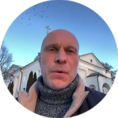Мужчина плачет у церкви