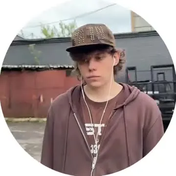 Мальчик в странной одежде