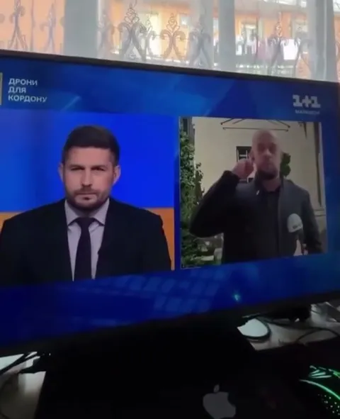 Журналіст перекушує під час ефіру