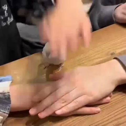 Птичка лезет в ладони