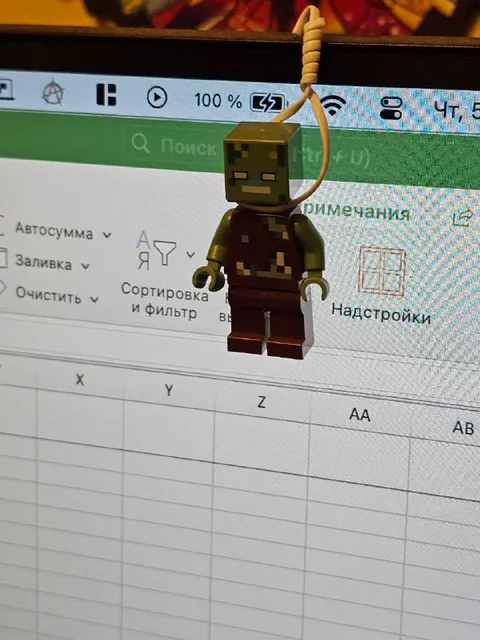 Игрушка повисла над таблицей