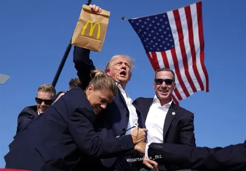 Трамп с пакетом Макдоналдс