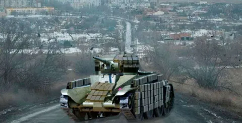 Танк едет по заснеженной дороге