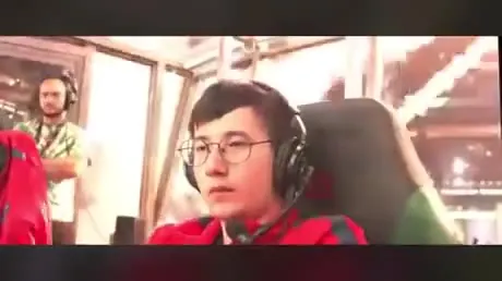 Невозмутимый игрок в автобусе