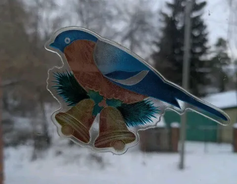 Птица с колокольчиками на окне