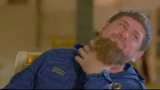 Мужчина довольно гладит бороду