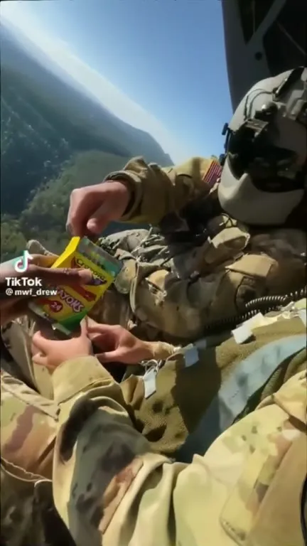 Солдаты едят конфеты с вертолёта