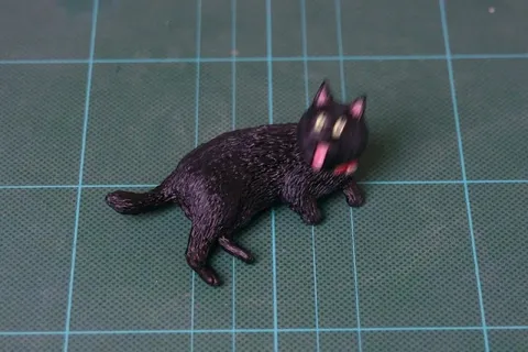 Чёрная кошка на коврике