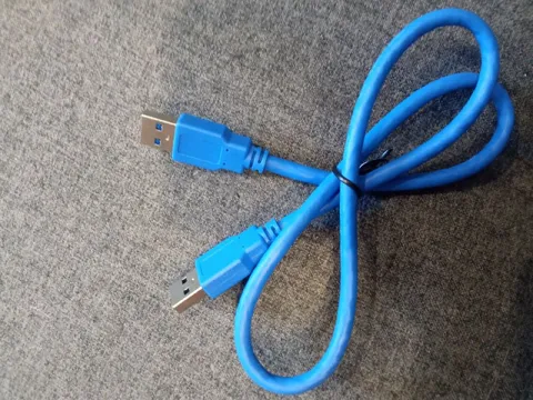 Загадочный синий USB-кабель
