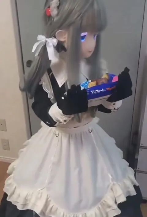 アニメメイドのお菓子リアクション