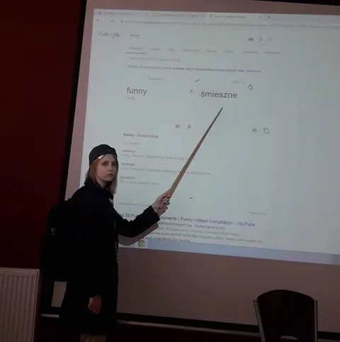 Google tłumaczy funny na śmieszne