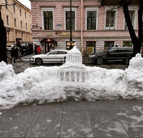 Снежная копия здания