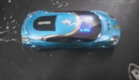 Синяя игрушечная машинка