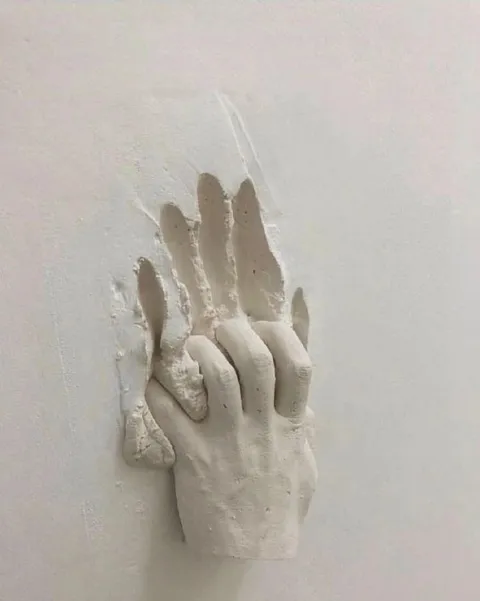 Рука сквозь стену
