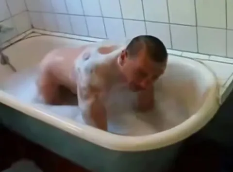 Мужчина поёт в ванне