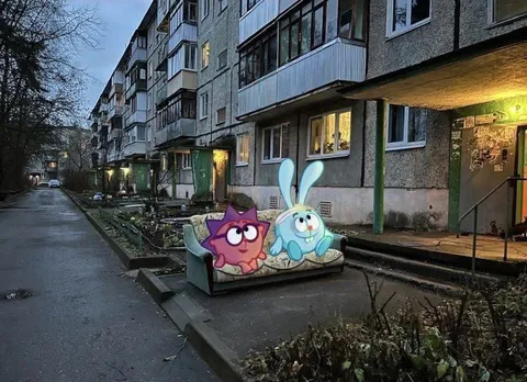 Смешарики на лавочке во дворе