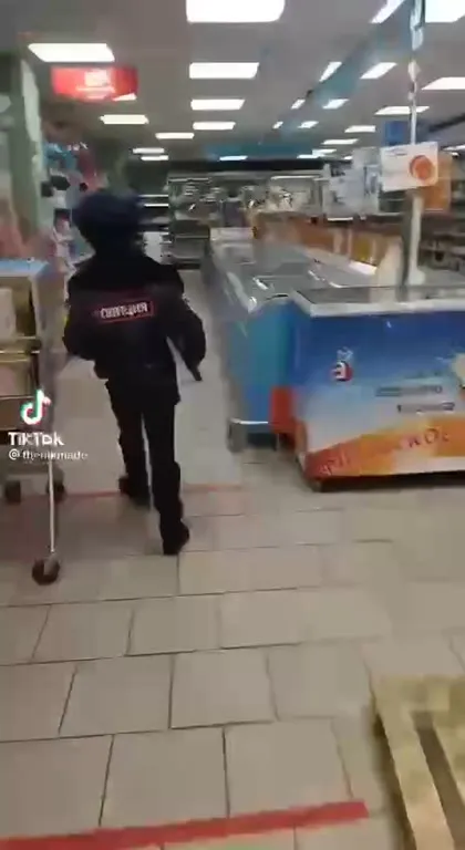 Маленький полицейский в магазине