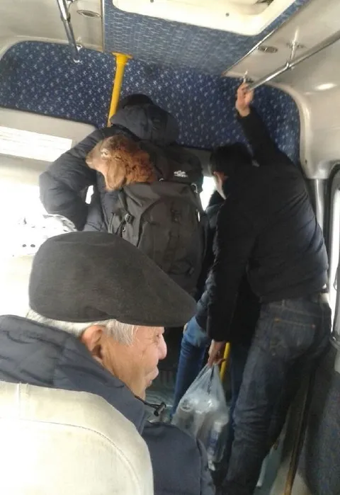 Пассажиры в переполненном автобусе