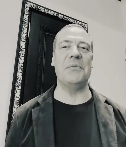 Мужчина говорит у двери
