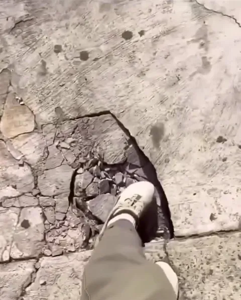 Провал под тротуаром
