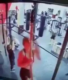 Танец на шесте в спортзале