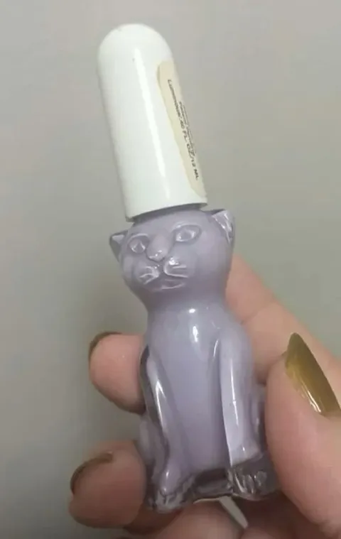 Котик с гигиенической помадой