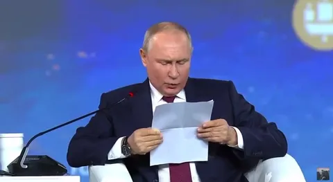 Путин читает с бумажки
