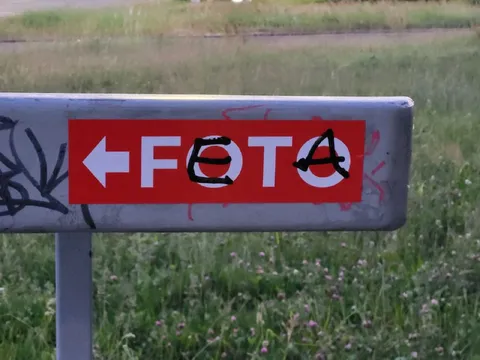 Placa de foto vandalizada