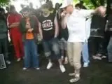 Уличный рэп-баттл под деревьями