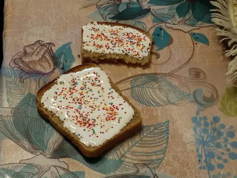 Хлеб с глазурью и посыпкой