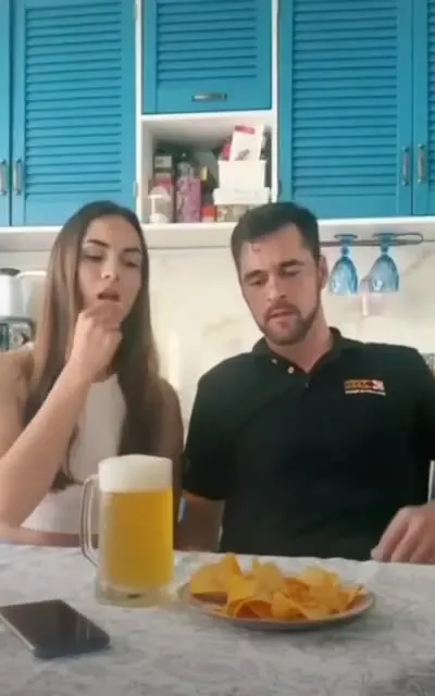 Мужчина пьёт пиво и ест чипсы