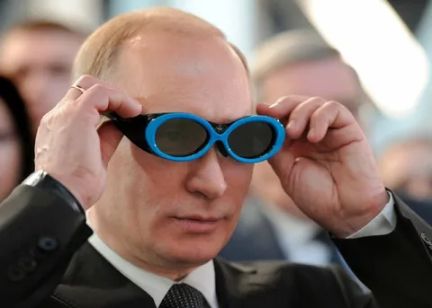 Путин надевает синие очки