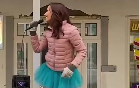 Песня у пекарни превращается в танец