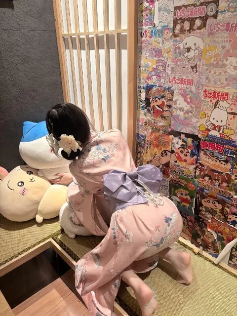ぬいぐるみに寄り添う着物姿