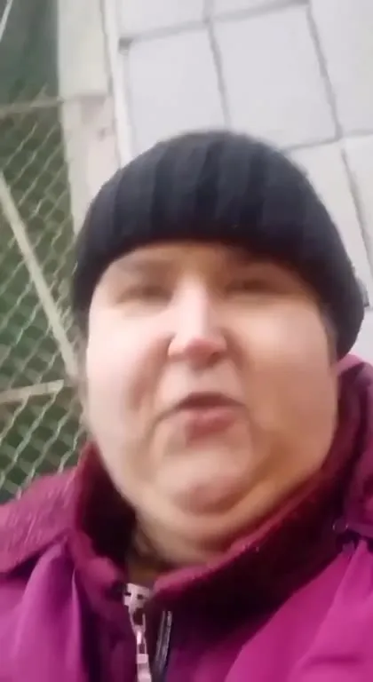 Женщина объясняет ситуацию