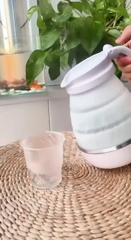 Чайник наконец наливает воду