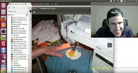 Мужчина смеётся над яйцом