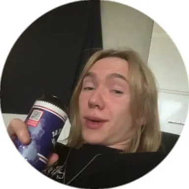 Парень пьёт энергетик