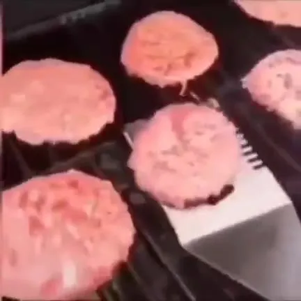 Розовые котлеты на сковороде