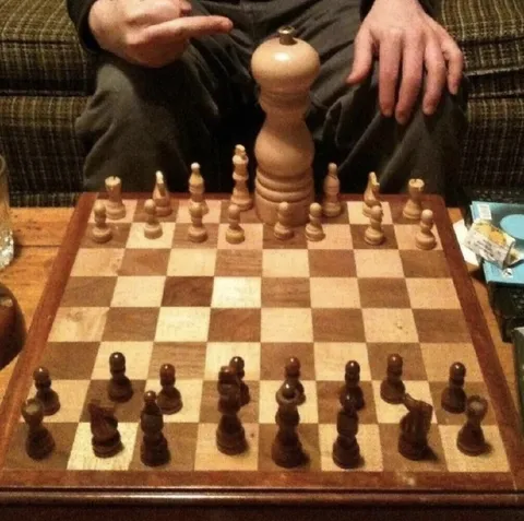 Шахматы с гигантским королём