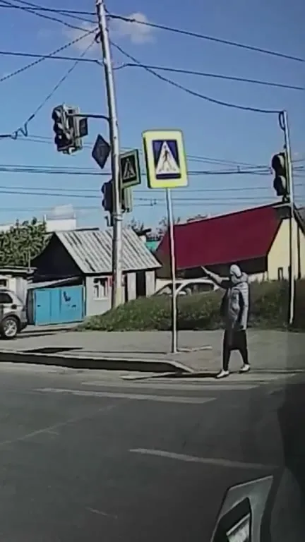 Женщина танцует на перекрёстке