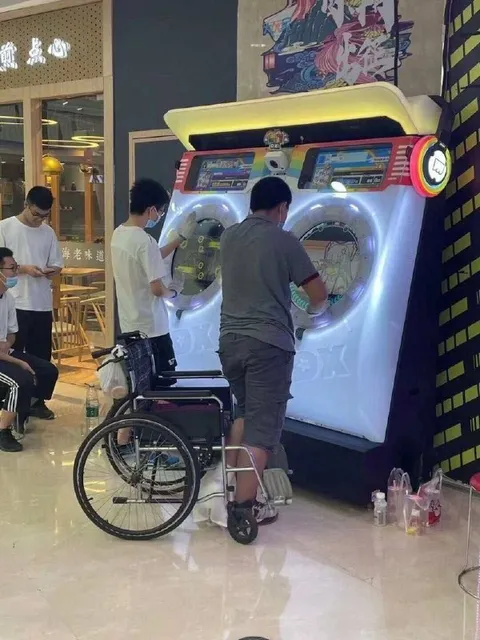 轮椅旁的街机玩家