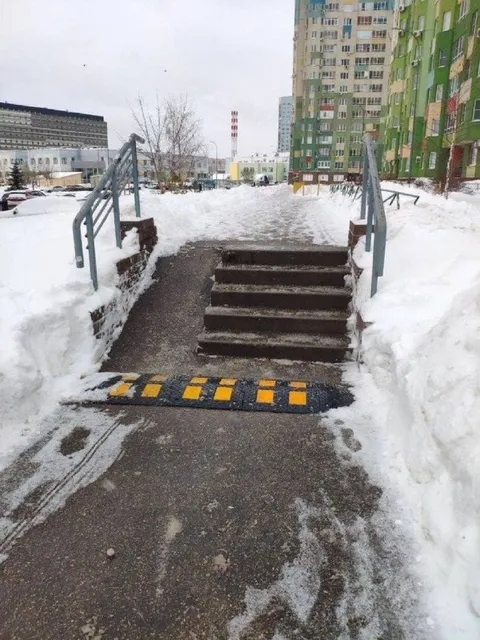 Лежачий полицейский перед лестницей